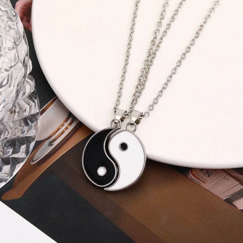 Conjunto de Colares Tai Chi Yin Yang com Oito Trigramas - Colar para Casal com Corrente de Cor Prata