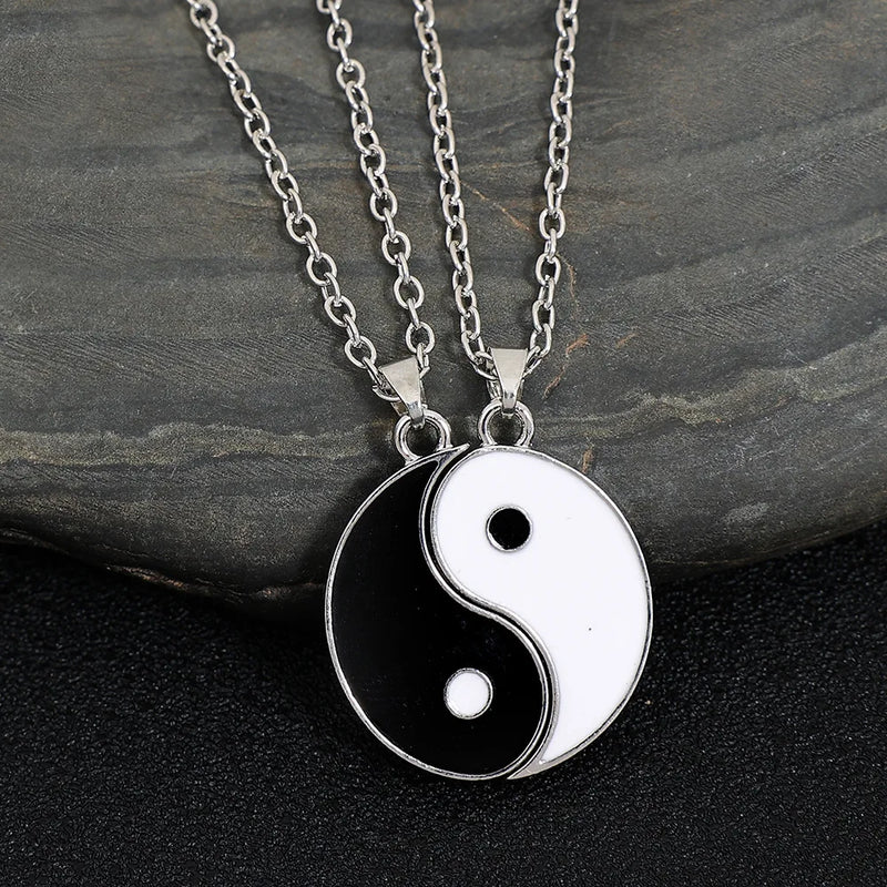Conjunto de Colares Tai Chi Yin Yang com Oito Trigramas - Colar para Casal com Corrente de Cor Prata