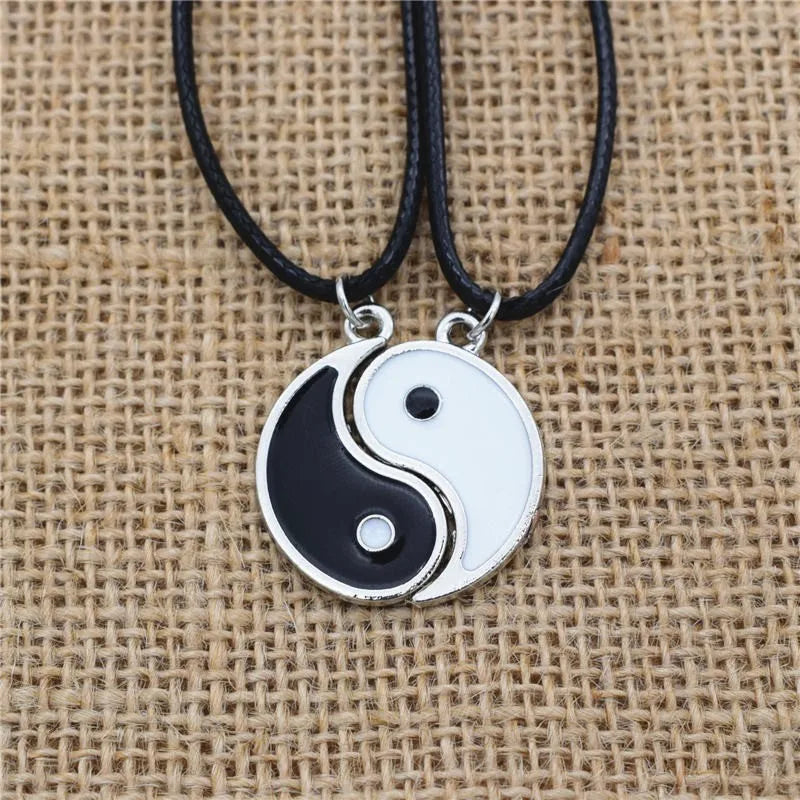 Conjunto de Colares Tai Chi Yin Yang com Oito Trigramas - Colar para Casal com Corrente de Cor Prata